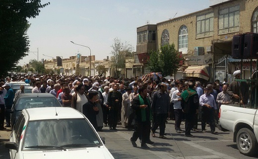 تشییع پیکر شهید روحانی شعبانعلی عبدالهی بر روی دستان نماز گزاران یزدی