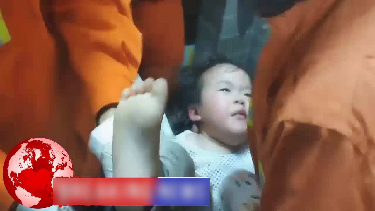 لحظه بیرون کشیدن کودک از ماشین لباس شویی! + فیلم///