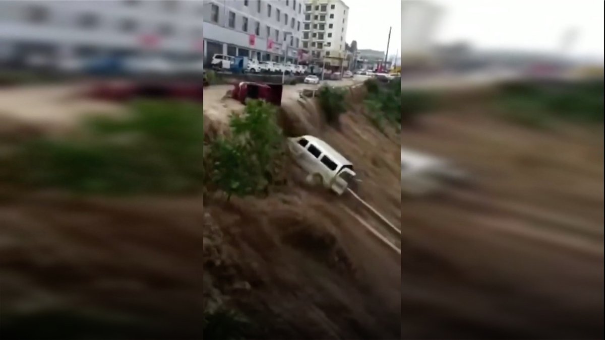 لحظه بردن خودروها توسط سیل + فیلم///