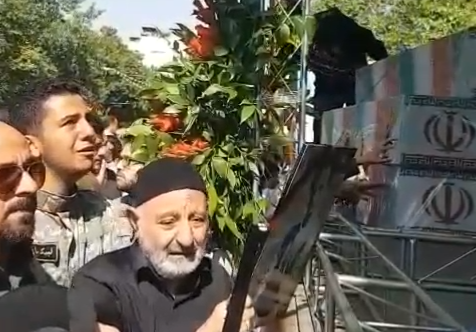 پدری با قاب عکس پسرش به دنبال گشمده اش +فیلم
