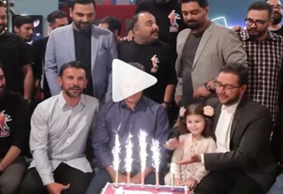 ترانه خوانی حسینی و حیایی در جشن ۱ میلیونی شدن صفحه عصر جدید + فیلم