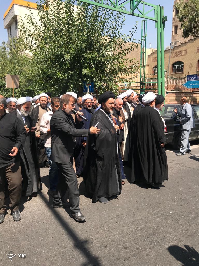 دسته سینه زنی و عزاداری برای رئیس مذهب شیعه در دفتر آیت الله حکیم برگزار شد
