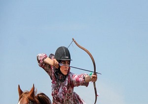حضور بانوی کمانگیر روی اسب کُرد در جشنواره فرهنگی قزاقستان
