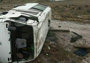 واژگونی خودرو در محور میمه - دلیجان ۲ کشته و ۶ مصدوم داشت/ ۳ مصدوم در حادثه برخورد پژو ۴۰۵ با اتوبوس