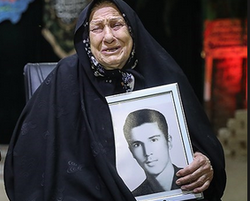 گریه مجری روی آنتن زنده به خاطر لالایی مادر شهید &laquo;پیرهادی&raquo; +فیلم