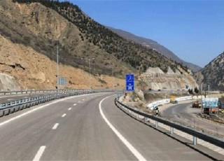 تمام تابلو&zwnj;های ایمنی در بزرگراه شیراز - دخرامه نصب شده است/ هنوز پلیس راهور گزارش تکمیلی ارائه نکرده است