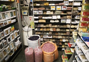 کشف ۱۴۵ کیلوگرم فرآورده گیاهی فاسد از عطاری‌های بویین زهرا