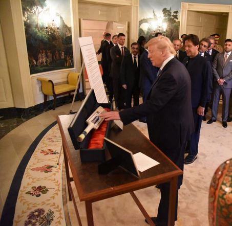 هدیه عجیب ترامپ به عمران خان + عکس
