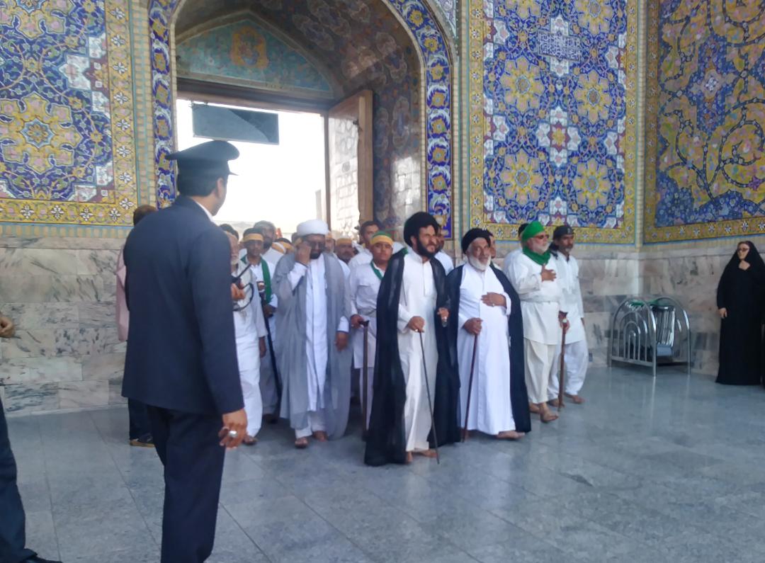 کاروان ١٤٠ نفری زائران پیاده از بافق به مشهدالرضا (ع) رسید +فیلم