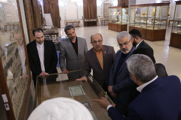 بازدید تولیت آستان مقدس علوی از موزه مرکزی حرم رضوی