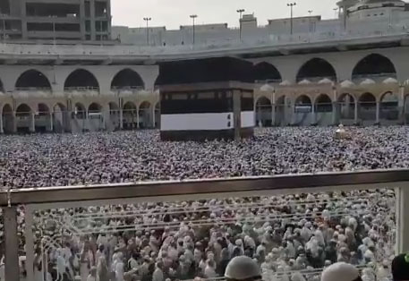 خیل عظیم حجاج در طواف خانه خدا + فیلم