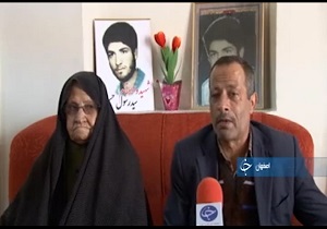 لحظه دادن خبر بازگشت پیکر شهید رسول حسینی به مادرش + فیلم