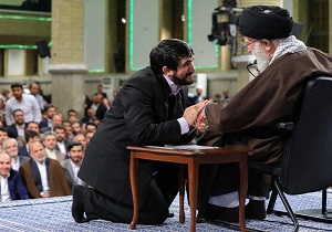 مداحی حماسی و دیدنی مرحوم حاج محمدباقر منصوری در دیدار مداحان با رهبر معظم انقلاب + فیلم