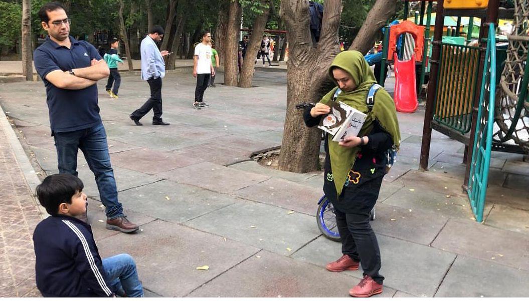 دختر جوانی که برای بچهها در پارک کتاب میخواند/ ایدهای جذاب و خلاقانه با هدف بالابردن سرانه مطالعه دختر جوانی که برای بچهها در پارک کتاب میخواند/ ایدهای جذاب و خلاقانه با هدف بالابردن سرانه مطالعه