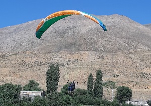 پرواز پاراگلایدر‌باز‌ها بر برفراز کوه رندوله