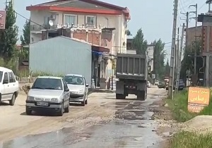 از نبود جوی آب تا چاله‌های فراوان در خیابان هَلستان نوشهر + فیلم