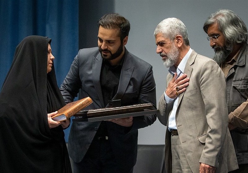 هدیه رهبر انقلاب به خانواده شهید افغانستانی + عکس هدیه رهبر انقلاب به خانواده شهید افغانستانی + عکس