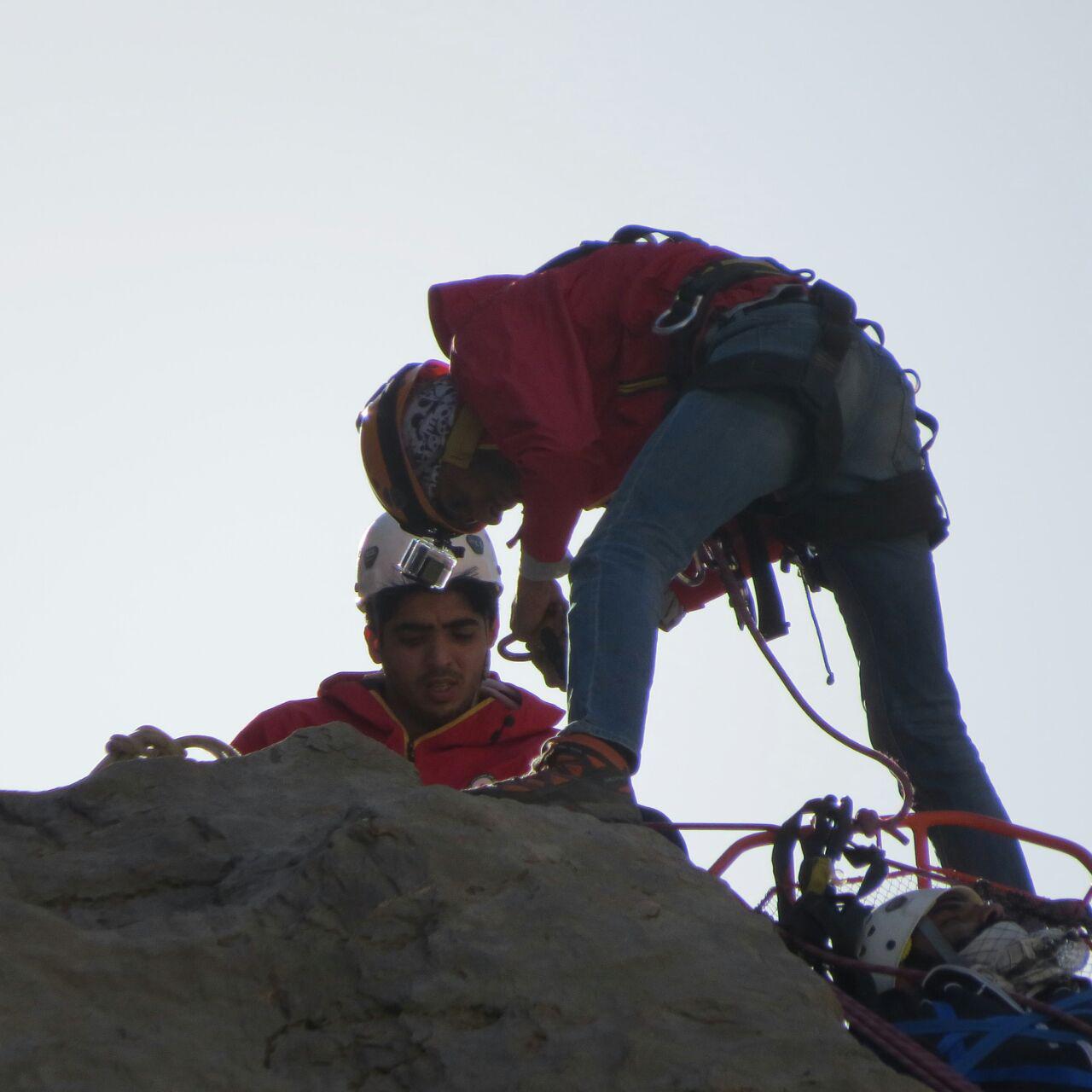 نجات گردشگر گرفتار در ارتفاعات داورزن نجات گردشگر گرفتار در ارتفاعات داورزن