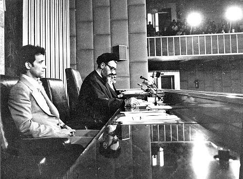 عکسی از نایب رئیس مجلس خبرگان قانونی اساسی در جریان یکی از جلسات این مجلس - ١٣٥٨