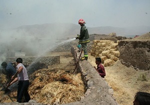 آتش سوزی ۵۰ تن علوفه کشاورزان روستای کفشکران اشترینان