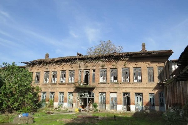 مدرسه ۱۲۰ ساله رشت در یک قدمی تخریب/چرا آثار ملی باید در تملک شخصی باشد؟