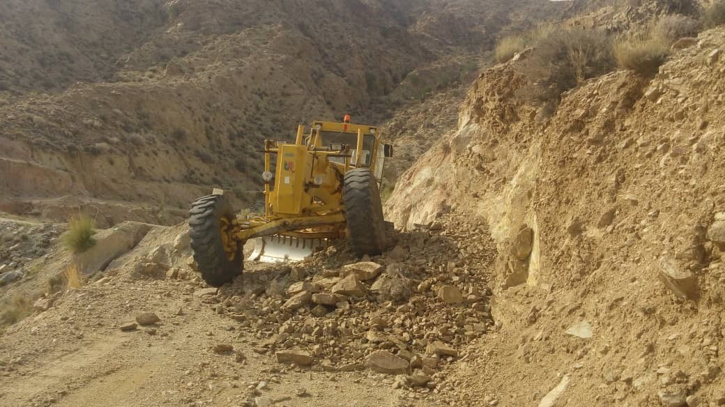 بازگشایی راه‌های روستایی خسارت دیده از سیلاب در جیرفت