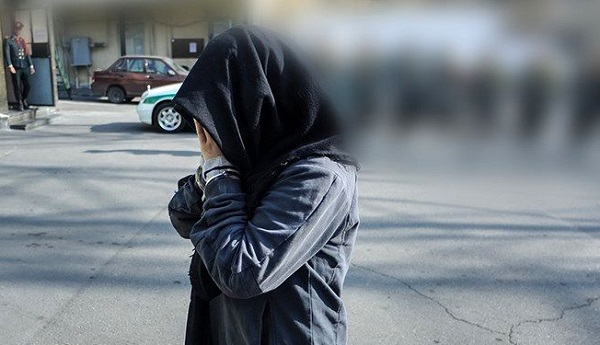 دختری که یک محله را روی دستان خود می&zwnj;چرخاند دستگیر شد! + عکس