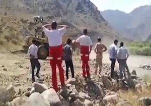 سقوط کامیون به داخل رودخانه ارس/ تلاش برای یافتن راننده همچنان ادامه دارد + فیلم