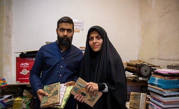 کارآفرینی زوج اردیبهشتی دفترفروش/ خانم چادری و همسرش که هدایای عروسی را صرف کار فرهنگی کردند