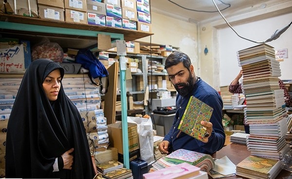 کارآفرینی زوج اردیبهشتی دفترفروش/ خانم چادری و همسرش که هدایای عروسی را صرف کار فرهنگی کردند