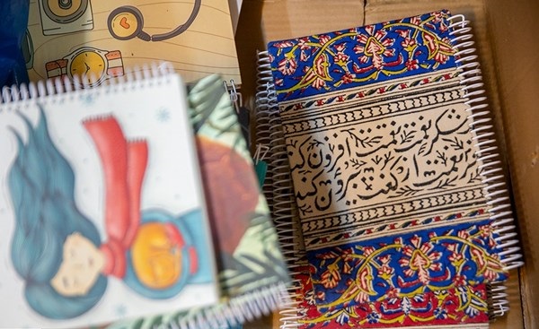 کارآفرینی زوج اردیبهشتی دفترفروش/ خانم چادری و همسرش که هدایای عروسی را صرف کار فرهنگی کردند