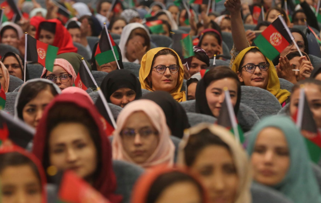 تصاویر روز: از برگزاری مسابقات بلندترین سبیل در صربستان تا استتار یک جغد بر روی تنه درخت در کانادا