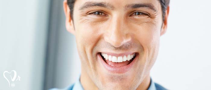 دندان&zwnj;های درخشان و لبخند زیبا چه تاثیری بر روابط اجتماعی ما دارد؟