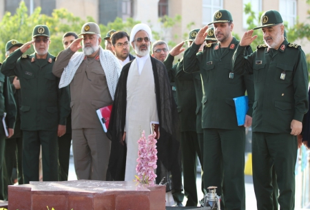فرمانده کل و نماینده ولی فقیه در سپاه از نمایشگاه دستاورد های دانشگاه جامع امام حسین (ع) بازدید کردند
