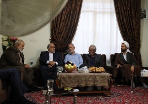 حضور استاندار کرمانشاه در منزل خانواده شهید مدافع امنیت