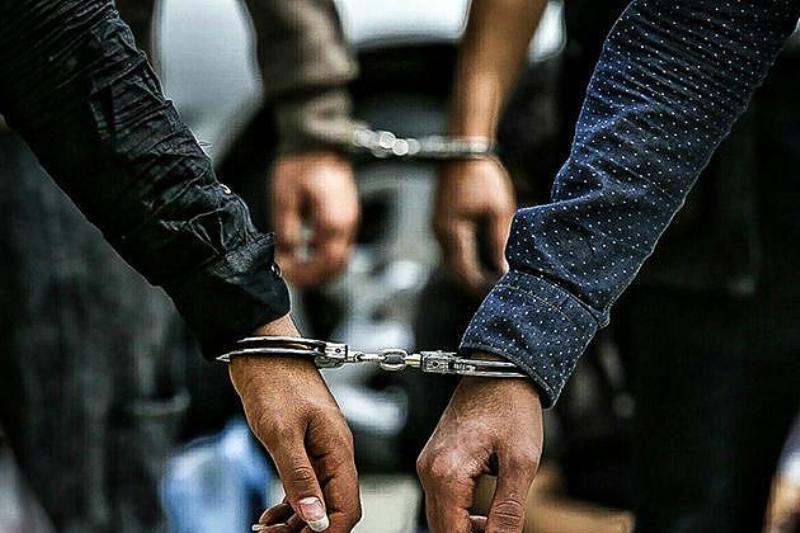 اصغر هندی و همدستش با ۳۰۰ گوشی به دام افتادند