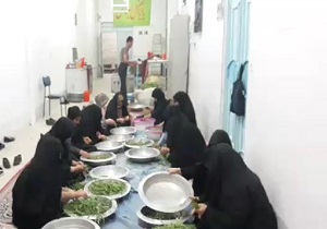 آماده‌سازی مواد خوراکی برای ماه محرم توسط بانوان شهرضایی + فیلم