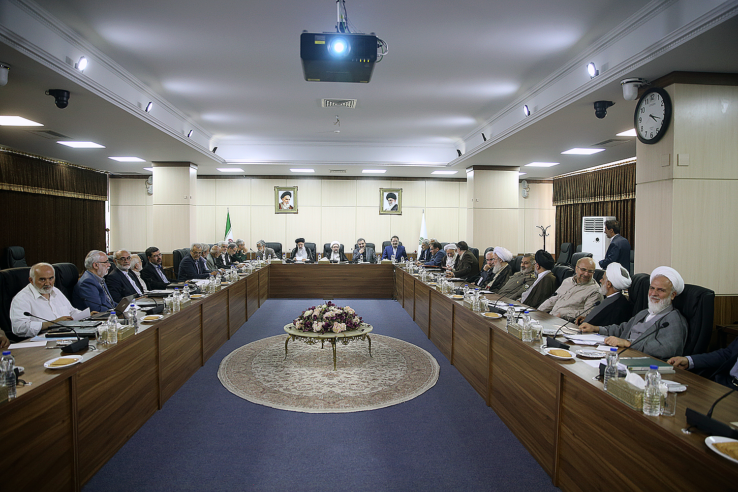 جمهوری اسلامی مقتدرتر و منسجم تر در مسیر اهداف خود ایستاده است و هیچگاه تسلیم زور نمی شود / مسلما پیروزی از آن ملتی است که استقامت دارد / ما از آقای دکتر ظریف حمایت و تشکر می کنیم و رفتارهای غیرعقلایی و غیر منطقی آمریکایی ها را محکوم می کنیم