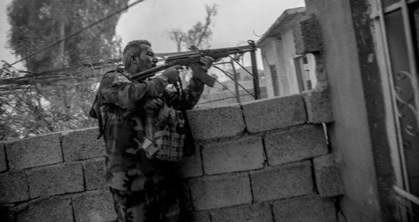 مشاهدات وحشتناک عکاس ایرانی در چند قدمی داعش/ تروریست انتحاری آماده منفجر کردن ما بود که نجات یافتیم! + تصاویر