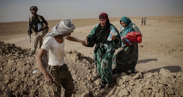 مشاهدات وحشتناک عکاس ایرانی در چند قدمی داعش/ تروریست انتحاری آماده منفجر کردن ما بود که نجات یافتیم! + تصاویر