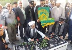 غبارروبی گلزار شهدا در حرم مطهر رضوی غبارروبی گلزار شهدا در حرم مطهر رضوی