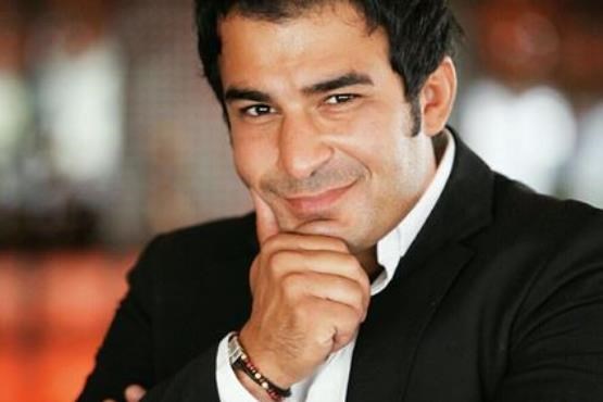 بازیگر سرشناس که با چهره استتار شده سر مزار شهدا می‌رود! + عکس