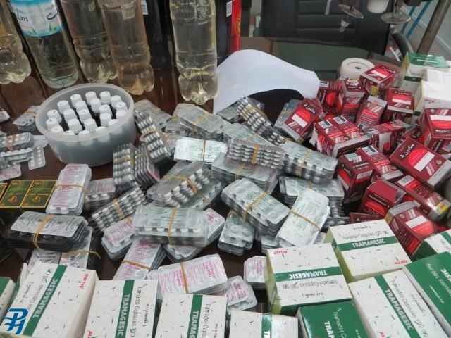کشف ۱۰ هزار بسته قرص دارویی قاچاق از یک واحد صنفی در محدوده بازار