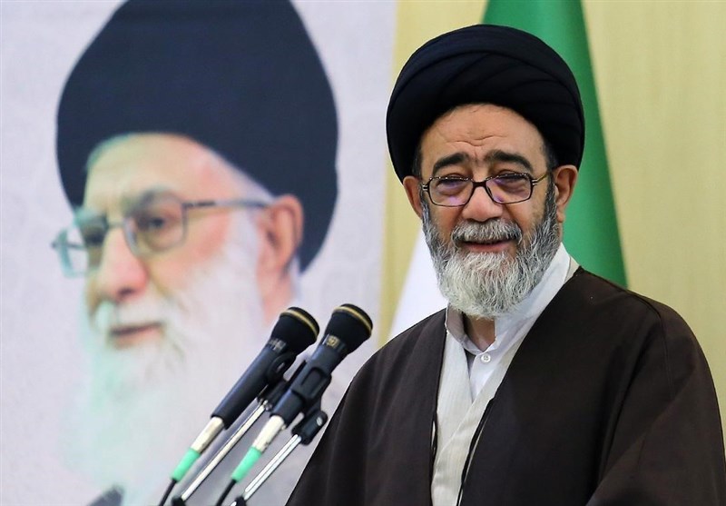 خضوع امام جمعه تبریز برای حفظ حرمت یک بانوی مسلمان +عکس