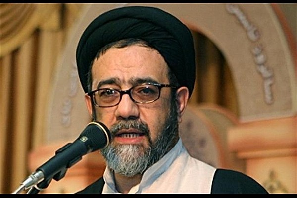 خضوع امام جمعه تبریز برای حفظ حرمت یک بانوی مسلمان +عکس