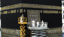 طواف خانه خدا به تنهایی توسط یک خانم + فیلم