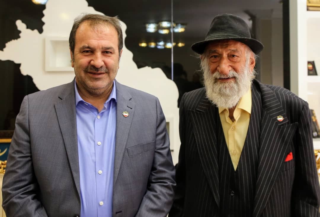 رفع بعضی مشکلات ورزشکاران نیازمند قانونگذاری&zwnj;های جدید است/اهدا نشان پهلوانی از سوی پهلوان خلیل عقاب به استاندار فارس