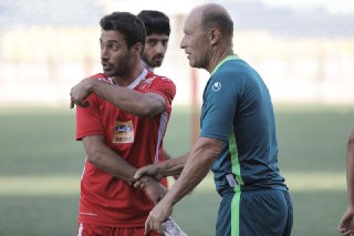 حضور سیامک نعمتی با گارد مخصوص محافظ بینی در تمرین پرسپولیس