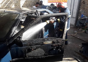 حریق یکدستگاه خودرو در حیاط منزل مسکونی