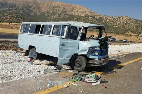 برخورد مینی بوس سرپیچ سرخه حصار به ۴ خودرو